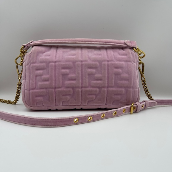 Fendi Baguette Velvet medium size Handbag In
Pink valentine limited edition - Picture 2 of 13